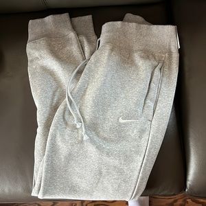 ** NEW NIKE STANDARD FIT HIGH-RISE SWEATPANTS